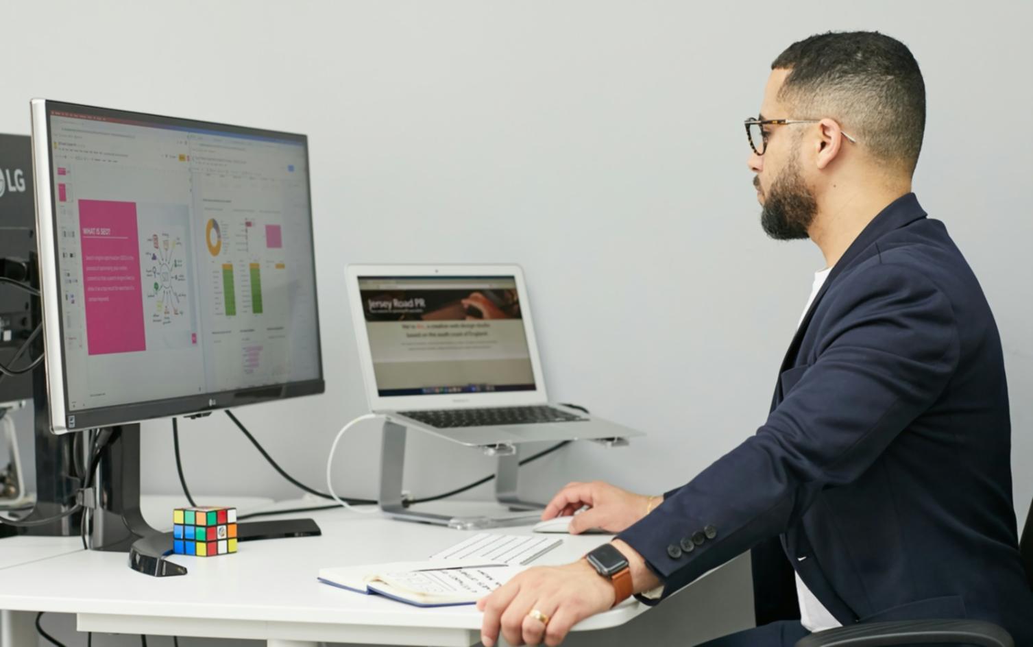 Análisis de datos financieros y gráficos de mejora presupuestaria